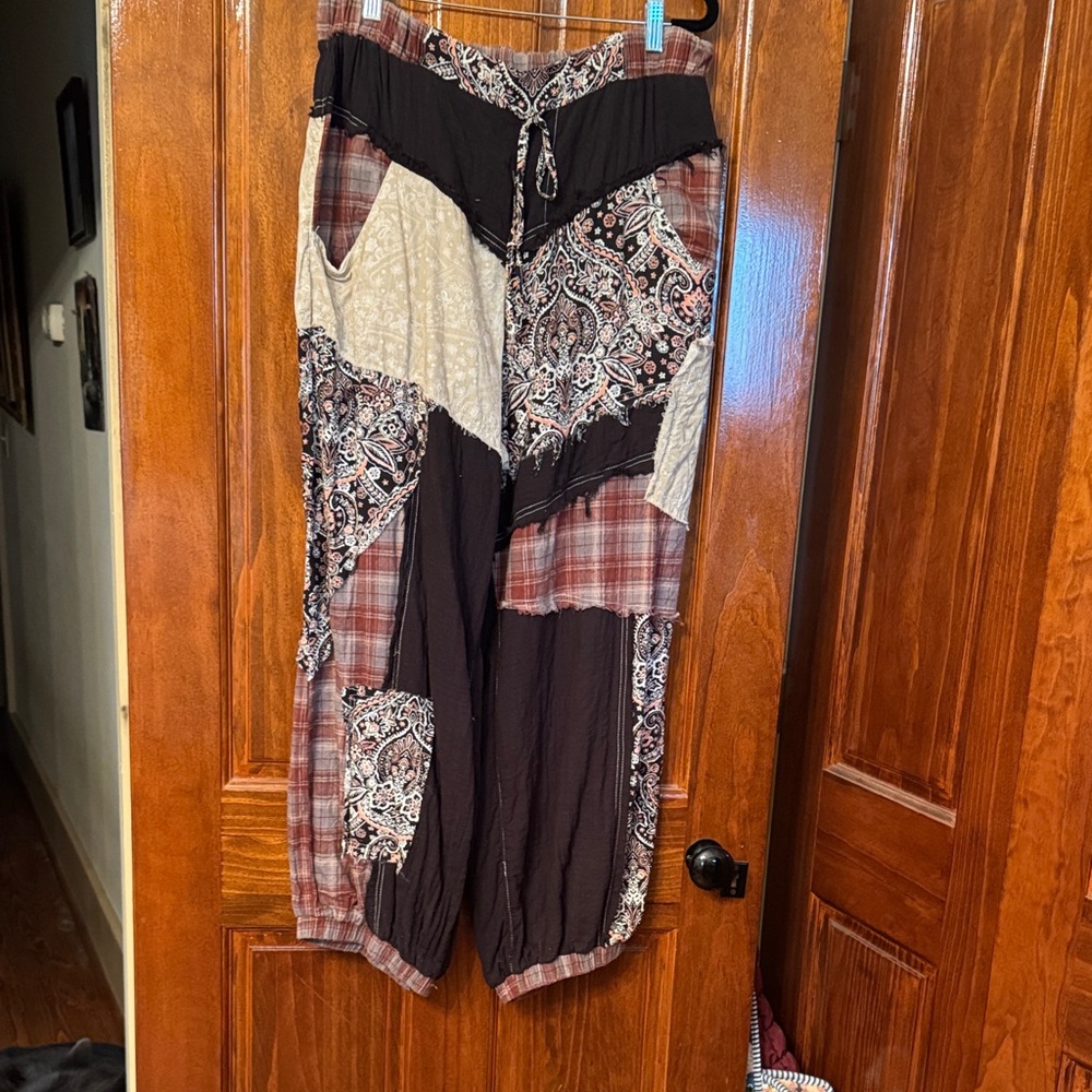POL Black and Cream Patterned Garment